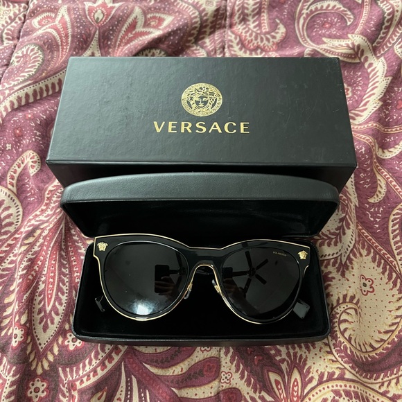 Versace Medusa Charm Sunglasses New - Picture 2 of 3